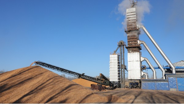 烘糧噸成本降至28元！300噸烘干塔用上秸稈直燃熱風(fēng)爐，相比燃煤一天節(jié)省一萬六！