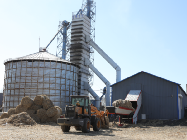 煤價(jià)上漲，糧食烘干用上生物質(zhì)秸稈大包直燃熱風(fēng)爐，一年省下30萬(wàn)